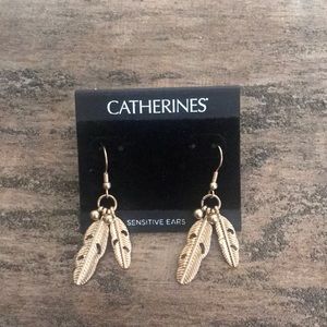 NWT Catherines dangle gold tone earrings